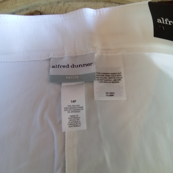Alfred Dunner Slimming waistband Modern fit  Short Size 14P Color White - Picture 4 of 5